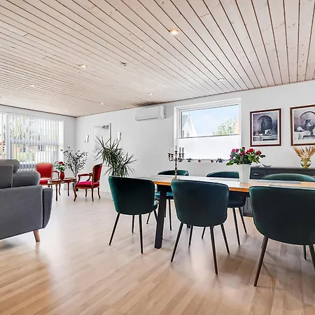 Villa Cozy And Spacious Townhouse In Års