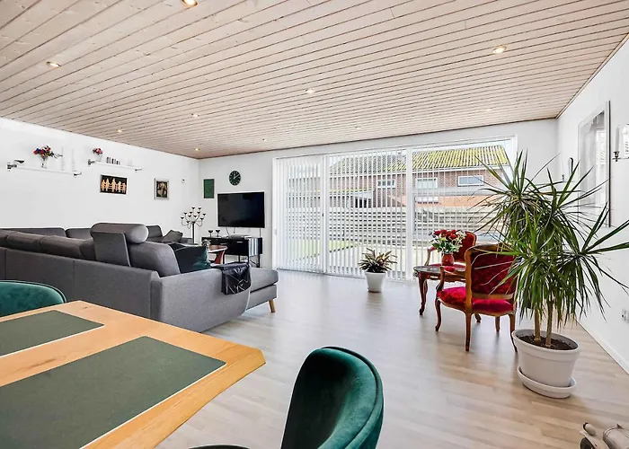 Cozy And Spacious Townhouse In *